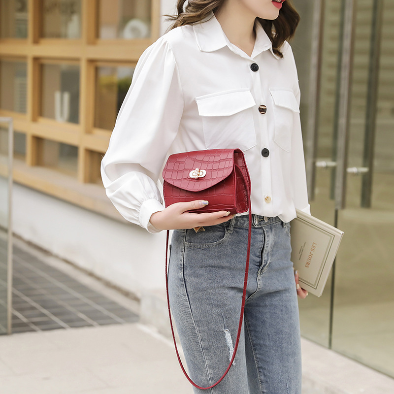 Korean Style Crocodile Pattern Pearl Lock Oval Phone Bag Crossbody Simple Women's Bag - Image 3
