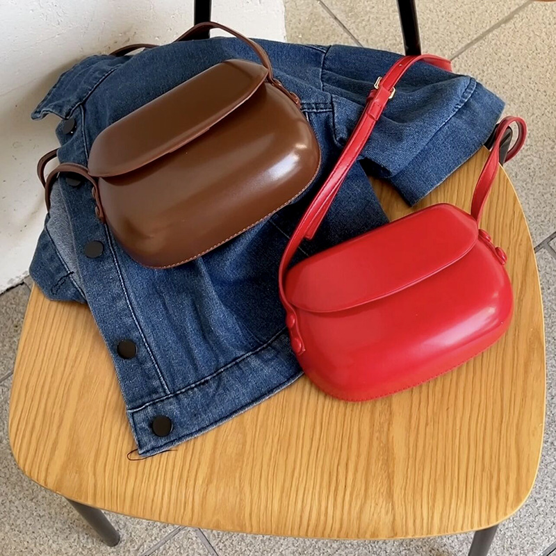 2023 Summer Korean Retro Ins Red Saddle Bag Crossbody Mini Bag for Women Versatile Minimalist Phone Bag