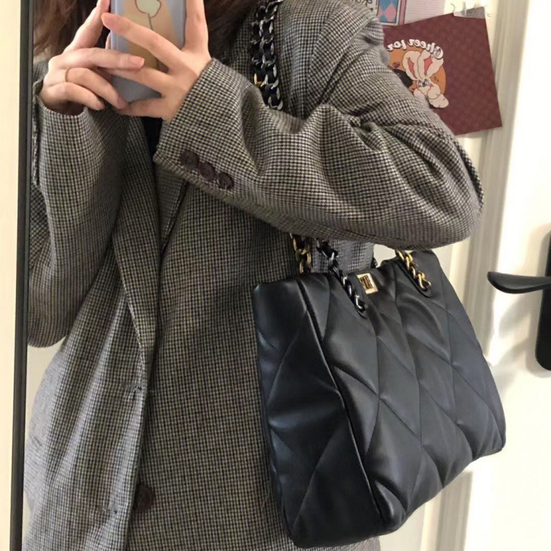 MZ Korean Style Large Capacity Tote Bag Women's Chain Shoulder Bag Quilted Retro Versatile Commuter - Image 3