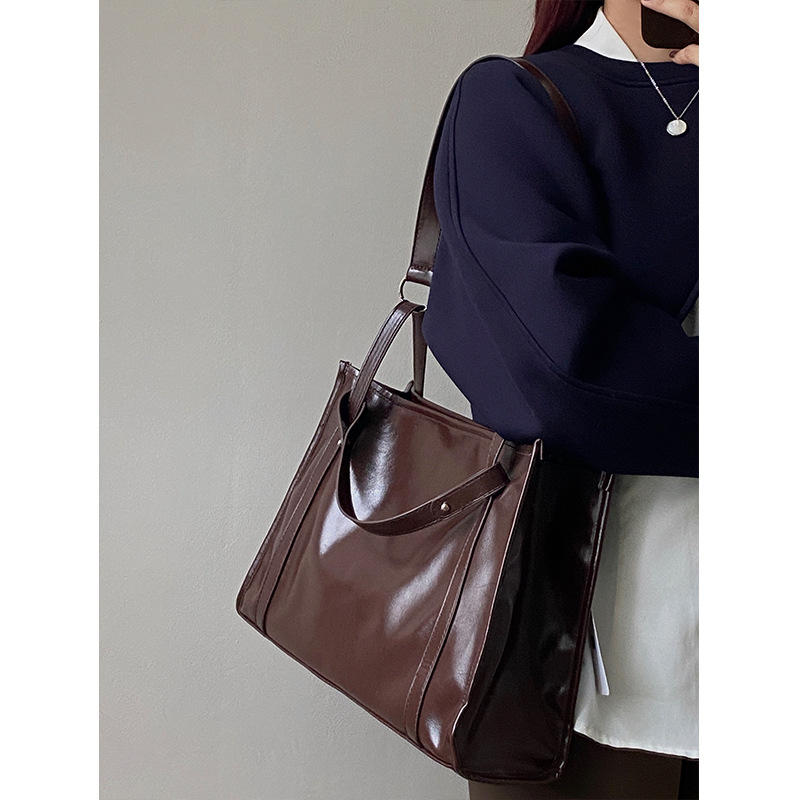 Minimalist Vintage Large Capacity Square Tote Bag for Commute and Casual Wear - Image 3